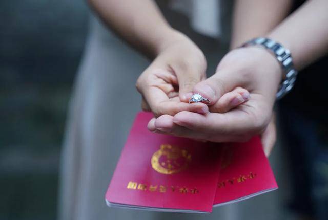 “初婚最高奖励4万元”！多地宣布发钱奖励结婚，有可能追回？