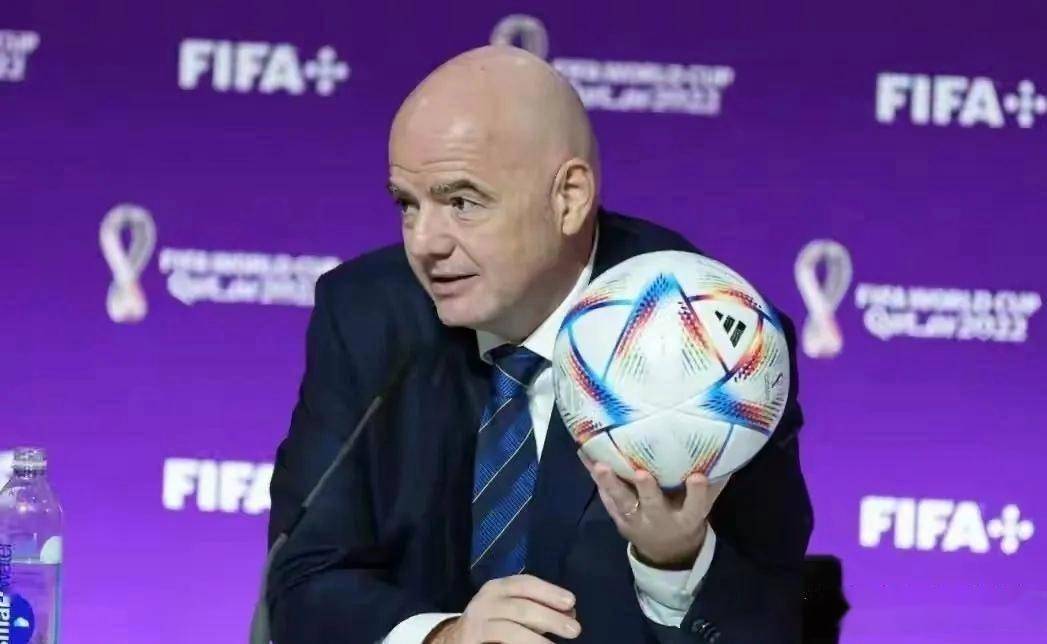 扎心了，中国可能又做了冤大头！FIFA最新表态：官方发言人确认，和央视签下的两届男足+两届女足打包版权，是FIFA在中国区历史成交价最高的一单，直接推翻此前网传6000万美金捡漏白菜价的说法。版权合同属于商业保密条款，央视官宣通篇只写赛事权益、不提金额；FIFA只定性区域历史...
