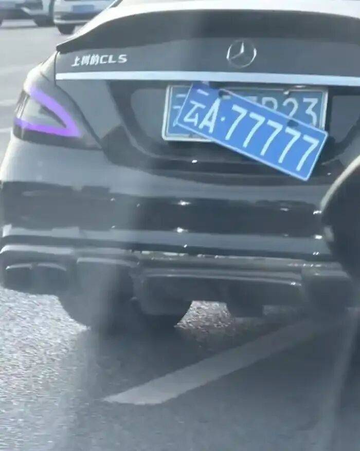 云南昆明一奔驰车悬挂两个车牌上路，交警：车已暂扣，具体情况还在调查中，可能涉及伪造或挪用车牌，或面临扣12分、罚款2000元的处罚